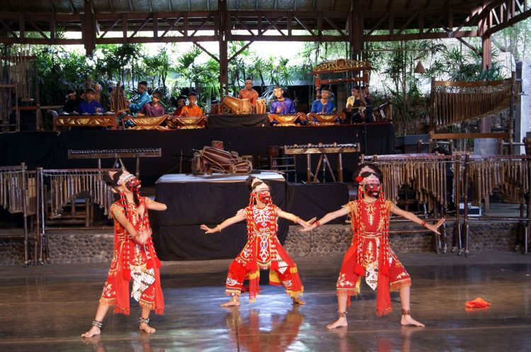 foto tari jawa timur gambu madura