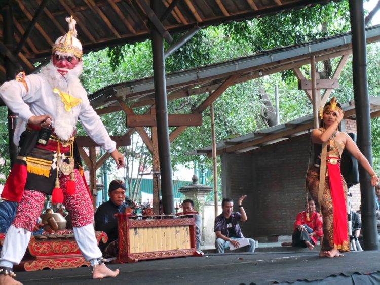 foto tari jawa timur kethek ogleng jenggala