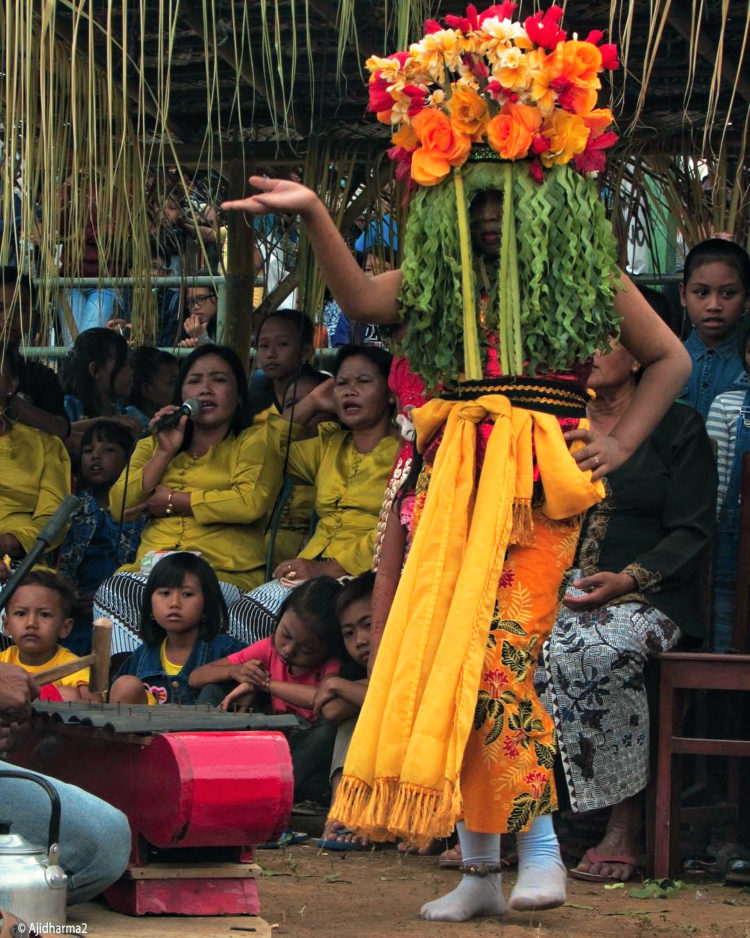 foto tari jawa timur seblang banyuwangi