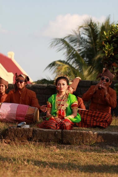 tari kipas dilakukan bersama Musik Pengiring