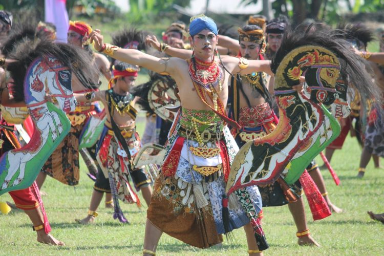 foto tari kuda lumping dan roh gaib