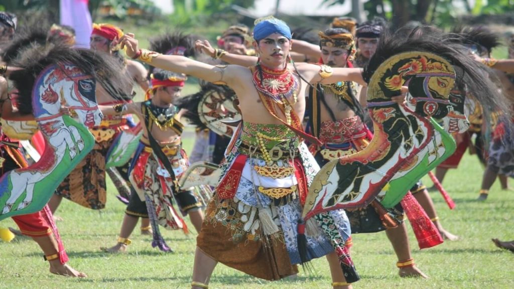 Tari Kuda Lumping Asal Daerah, Properti, Makna &amp; Kostum