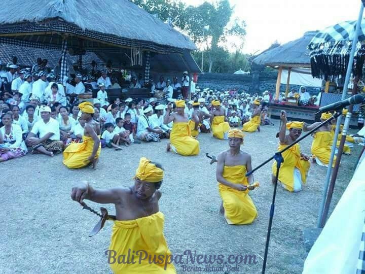 tari kupu kupu Kuning Karangasem