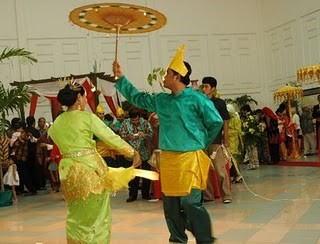 fungsi tari payung Sebagai Sarana Ritual Pesta