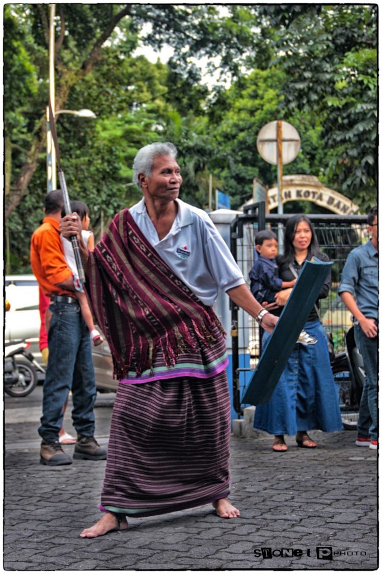 gambar tari perang hedung