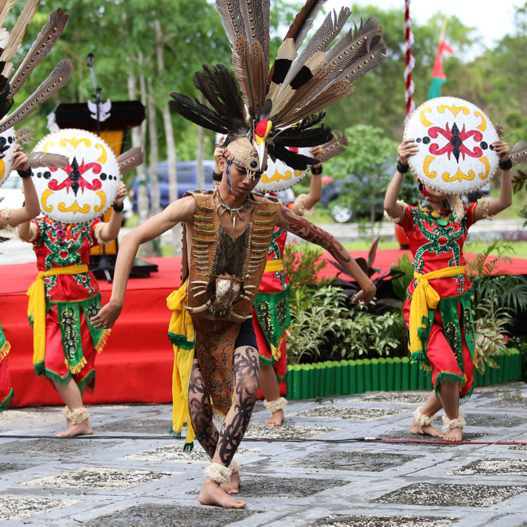 gambar tari perang papatai