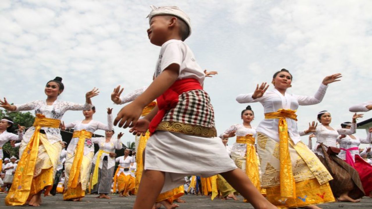 gambar tari rejang renteng