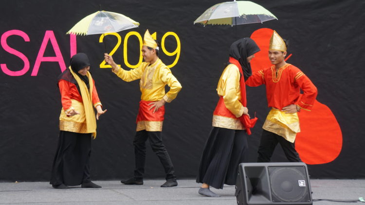 foto tari sumatera barat tari payung