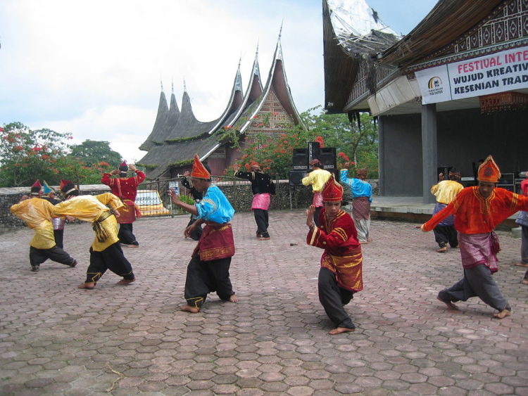 foto tari sumatera barat tari randai