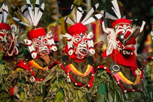 tari topeng berasal dari suku