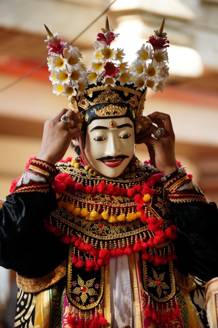 tari topeng bali lucu