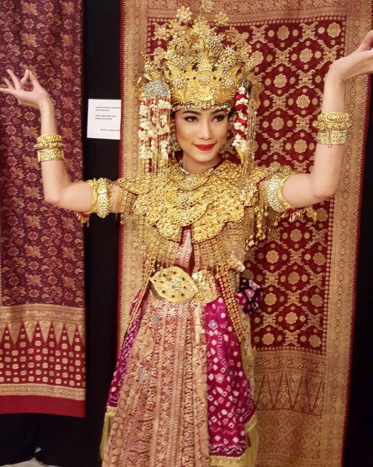 tari gending sriwijaya menggunakan tata rias cantik