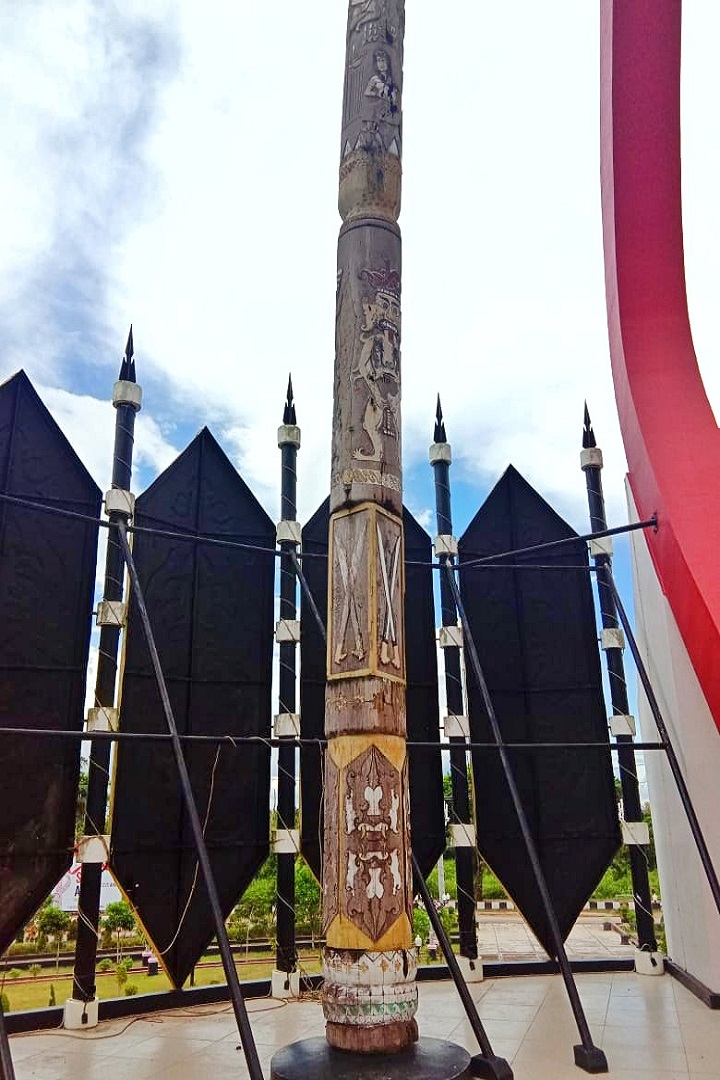 tugu perdamaian perang sampit dayak madura