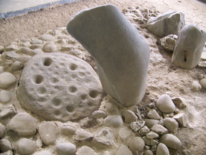 batu dakon peninggalan Sejarah Kerajaan Salakanagara