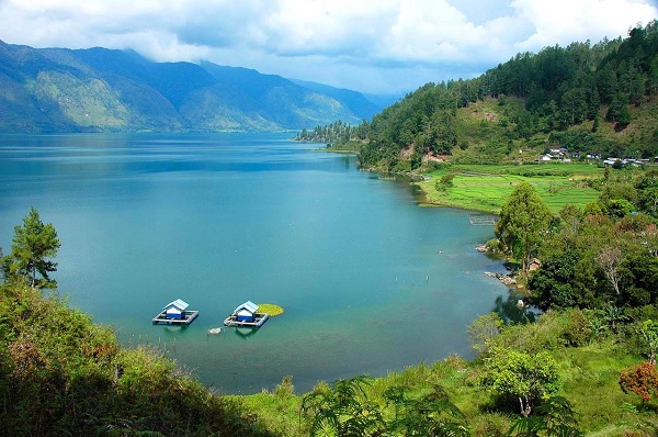 Gambar Contoh Danau Air Tawar dalam Pengertian Danau