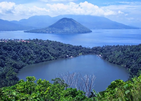 Gambar Contoh Danau Laguna dalam Pengertian Danau