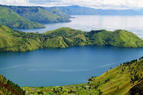 Gambar Contoh Danau Tektono-Vulkanik dalam Pengertian Danau