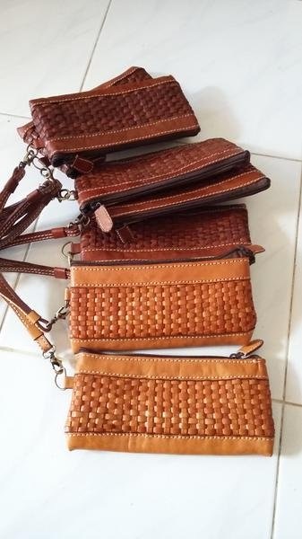 contoh dompet kerajinan dari pelepah pisang