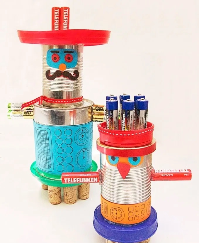 Contoh Mainan Robot Kerajinan dari Kaleng
