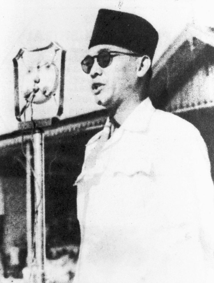Sukarno berorasi kepada rakyat Surabaya untuk mendinginkan suasana pada perang kemerdekaan 10 November
