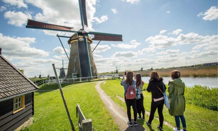 wind mill Belanda adalah contoh dari pengertian sumber daya alam penghasil energi