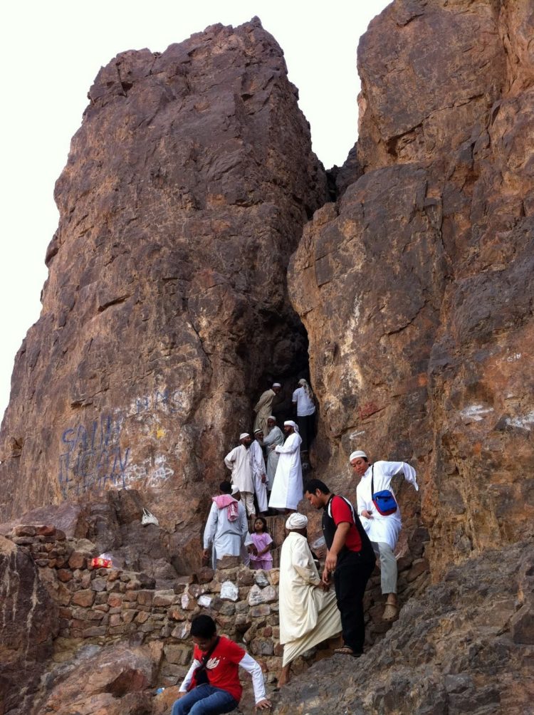 abu sufyan mencari-cari Nabi SAW yang berlindung dalam sebuah gua menjelang akhir perang uhud