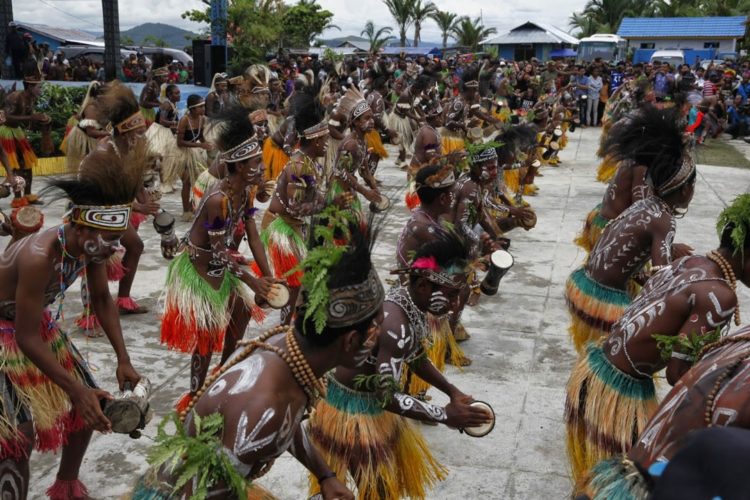 Foto Gerakan Tari Aluyen Tari Papua