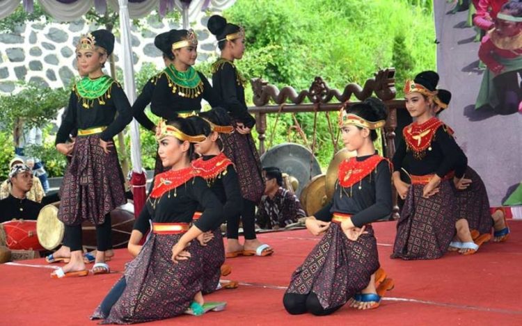 Foto Gerakan Tari Aplang Tari Jawa Tengah