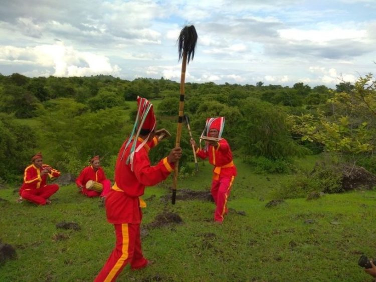 Foto Gerakan Tari Berpasangan Tari Buja Kadanda