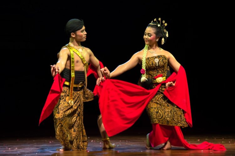 Foto Gerakan Tari Berpasangan Tari Driasmara