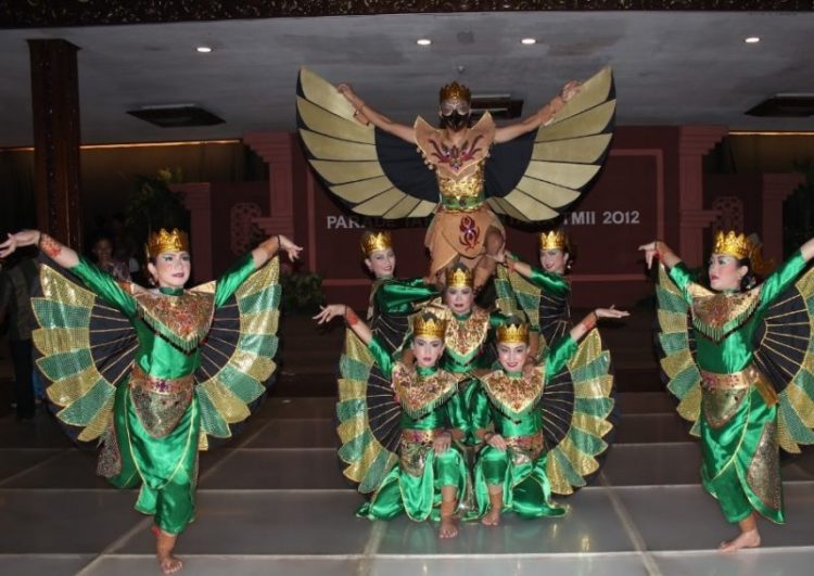 Foto Gerakan Tari Berpasangan Tari Garuda Nusantara