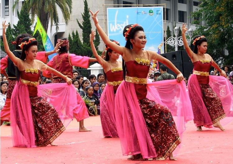 Foto Gerakan Tari Berpasangan Tari Kaleran