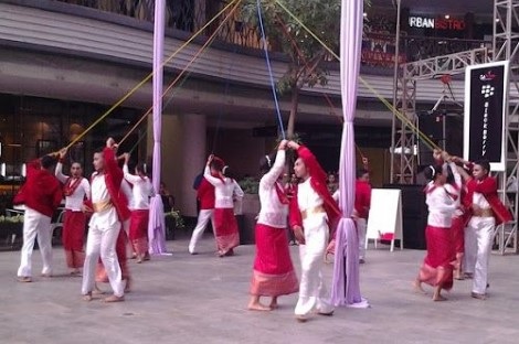 Foto Gerakan Tari Berpasangan Tari Katreji