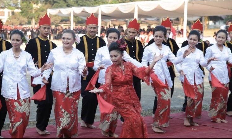 Foto Gerakan Tari Berpasangan Tari Maengket