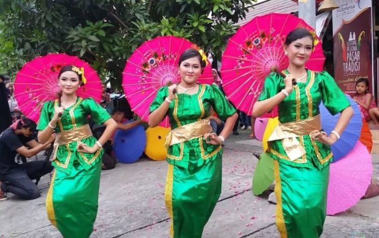 Foto Gerakan Tari Berpasangan Tari Payung