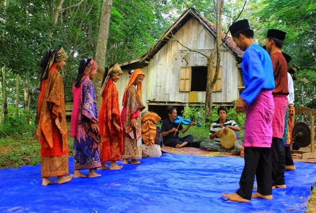 Foto Gerakan Tari Berpasangan Tari Tauh