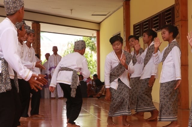 Foto Gerakan Tari Berpasangan Tari Tide-Tide