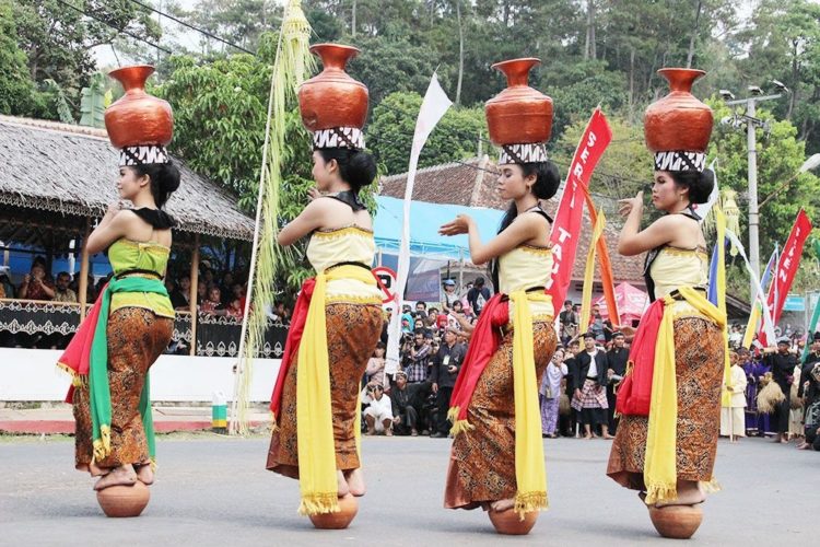 Foto Gerakan Tari Buyung Tari Jawa Barat