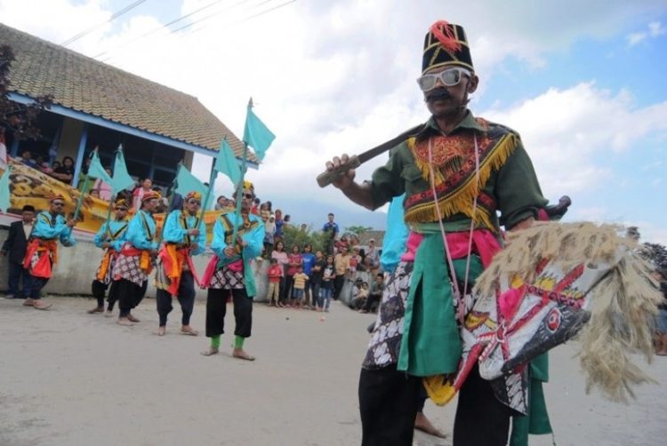 Foto Gerakan Tari Jlantur Tari Jawa Tengah