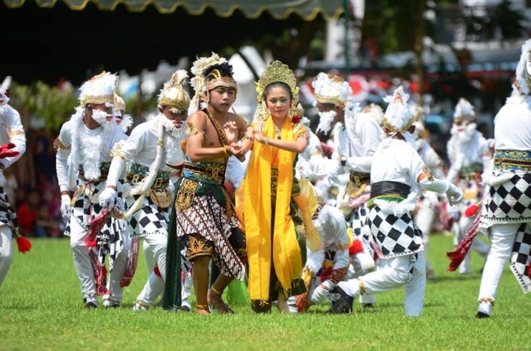 Foto Gerakan Tari Kethek Ogleng Tari Jawa Tengah