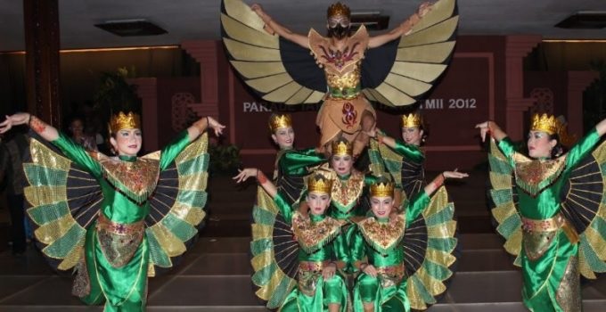 Foto Gerakan Tari Kreasi Baru Tari Garuda Nusantara