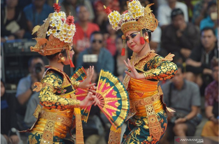 Foto Gerakan Tari Kreasi Berpasangan Tari Legong