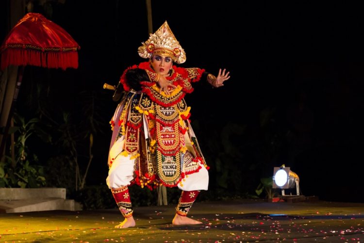 Foto Gerakan Tari Kreasi Tunggal Tari Baris