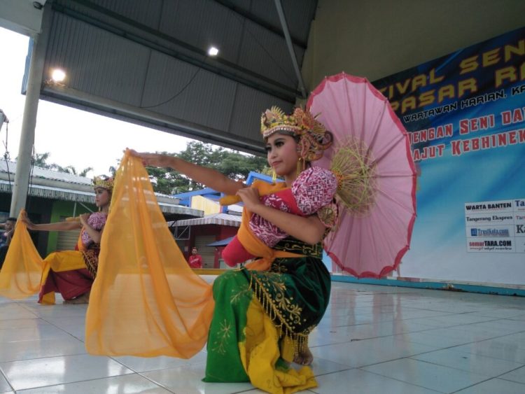 Foto Gerakan Tari Kreasi Tunggal Tari Bondan