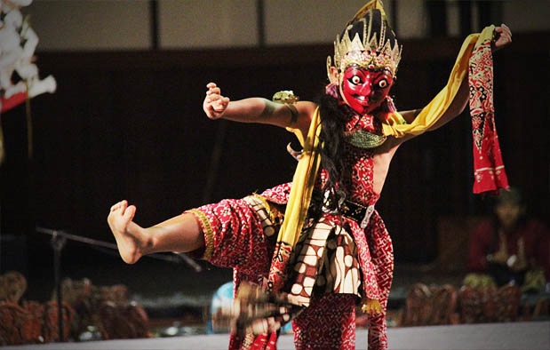 Foto Gerakan Tari Kreasi Tunggal