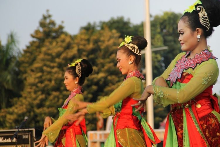 Foto Gerakan Tari Rancak Denok Tari Jawa Tengah