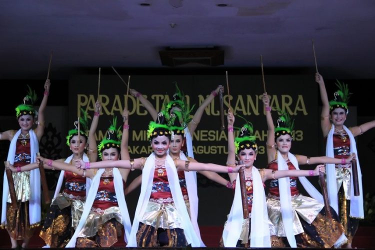 Foto Gerakan Tari Rong Tek Tari Jawa Tengah