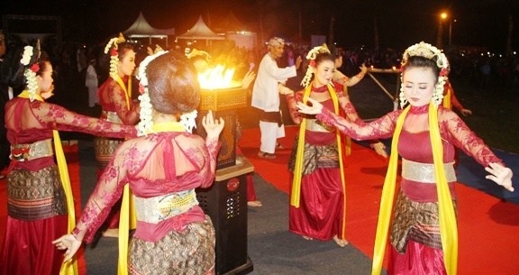 Foto Gerakan Tari Ronggeng Gunung Tari Jawa Barat