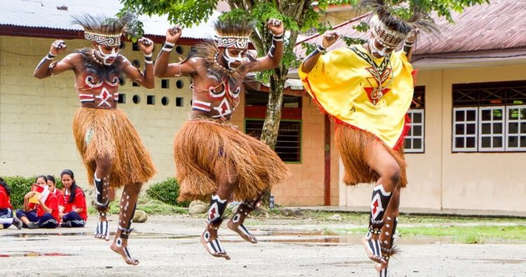 Foto Gerakan Tari Sajojo Tari Papua