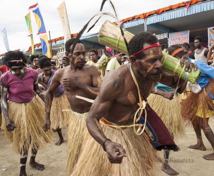 Foto Gerakan Tari Seka Tari Papua